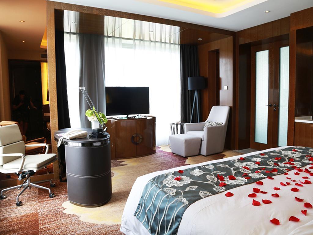 Hotel Ramada Plaza Liuzhou Liudong Zimmer foto